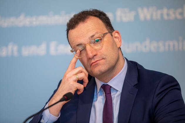 Deutschland, Berlin, Bundeswirtschaftsministerium, Gemeinsames Pressestatement von Wirtschaftsminister Peter Altmaier CDU und Gesundheitsminister Jens Spahn CDU (Bild) nach Corona-Kabinett, 09.04.2020