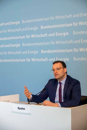 Deutschland, Berlin, Bundeswirtschaftsministerium, Gemeinsames Pressestatement von Wirtschaftsminister Peter Altmaier CDU und Gesundheitsminister Jens Spahn CDU (Bild) nach Corona-Kabinett, 09.04.2020