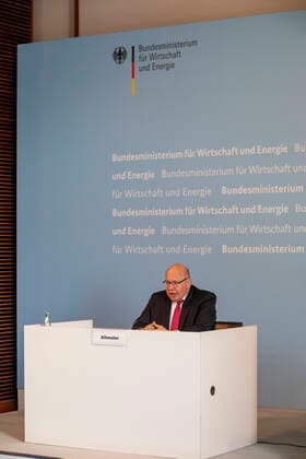 Deutschland, Berlin, Bundeswirtschaftsministerium, Gemeinsames Pressestatement von Wirtschaftsminister Peter Altmaier CDU (Bild) und Gesundheitsminister Jens Spahn CDU nach Corona-Kabinett, 09.04.2020