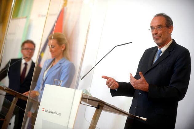 Wien 09.04.2020, Bundeskanzleramt, Wien, AUT, Akutelle Entwicklungen zur Coronaerkrankung in Oesterreich, Pressekonferenz zum Thema Familie und Soziales, im Bild v.l.n.r Sozialminister Rudolf Anschober (Gruene), Familien-Jugendministerin Christine Aschbacher (OeVP) und Bildungsminister Heinz Fassmann (OeVP) v.l.n.r Sozialminister Rudolf Anschober (Gruene), Familien-Jugendministerin Christine Aschbacher (OeVP) und Bildungsminister Heinz Fassmann (OeVP) during a press conference on the subject of family and social affairs of Austrian Goverment about the Coronavirus Pandemie at the Bundeskanzleramt in Wien, Austria on 2020 04 09.
