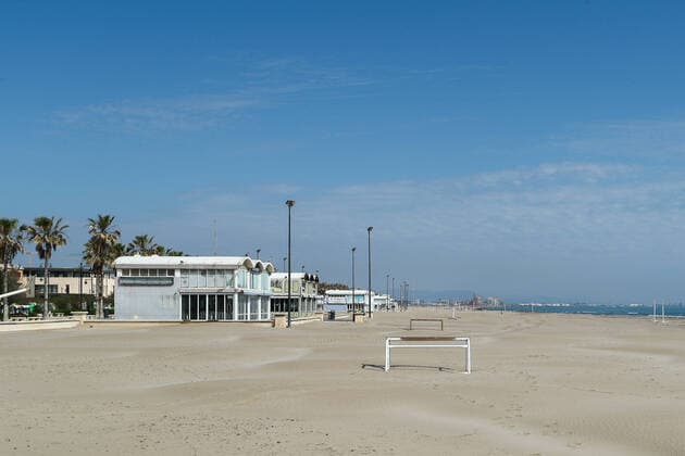 April 9, 2020, Valencia, VALENCIA, SPAIN: Illustration, general view of the empty Malvarrosa beach in Valencia during the Hole Week and the fourth week after the Government declared the state of alarm in Spain and recommended people to stay at home to fight coronavirus COVID-19 on April 9, 2020 in Valencia, Spain Valencia SPAIN - ZUMAa181 20200409_zaa_a181_008 Copyright: xIvanxTerronx