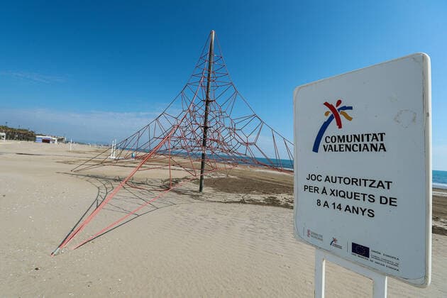 April 9, 2020, Valencia, VALENCIA, SPAIN: Illustration, general view of the empty Malvarrosa beach in Valencia during the Hole Week and the fourth week after the Government declared the state of alarm in Spain and recommended people to stay at home to fight coronavirus COVID-19 on April 9, 2020 in Valencia, Spain Valencia SPAIN - ZUMAa181 20200409_zaa_a181_013 Copyright: xIvanxTerronx