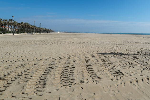 April 9, 2020, Valencia, VALENCIA, SPAIN: Illustration, general view of the empty Malvarrosa beach in Valencia during the Hole Week and the fourth week after the Government declared the state of alarm in Spain and recommended people to stay at home to fight coronavirus COVID-19 on April 9, 2020 in Valencia, Spain Valencia SPAIN - ZUMAa181 20200409_zaa_a181_027 Copyright: xIvanxTerronx