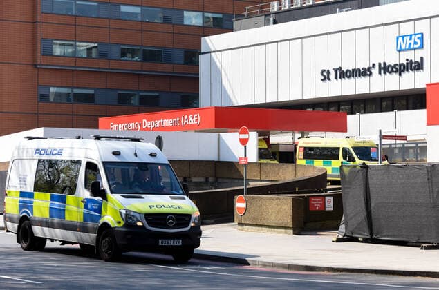 . 09 04 2020. London, United Kingdom. Coronavirus crisis. Police officers seen outside St Thomas Hospital (London), where Prime Minister Boris Johnson is getting better in intensive care. The coronavirus lockdown continues and it probably will be extended for weeks, despite the severe blow to the economy. In this sense the Bank of England has announced it will finance UK Government coronavirus crisis extra spending.  xGustavoxValientex xi-Imagesx IIM-21004-0003