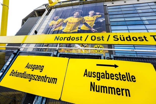 Dortmund, 9 .April 2020: In einem Teil des Fussballstadions Signal-Iduna-Park (Westfalenstadion) der Bundesligavereins BvB Borussia Dortmund ist ein temporäres Corona Test- und Behandlungszentrum eingerichtet worden. Hier können sich Bürger auf das neuartige Virus COVID-19 Coronavirus testen lassen.