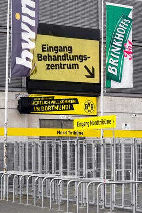 Dortmund, 9 .April 2020: In einem Teil des Fussballstadions Signal-Iduna-Park (Westfalenstadion) der Bundesligavereins BvB Borussia Dortmund ist ein temporäres Corona Test- und Behandlungszentrum eingerichtet worden. Hier können sich Bürger auf das neuartige Virus COVID-19 Coronavirus testen lassen.