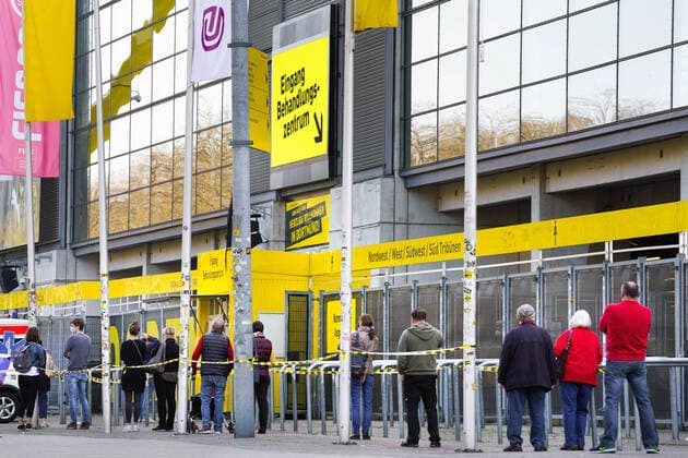 Dortmund, 9 .April 2020: In einem Teil des Fussballstadions Signal-Iduna-Park (Westfalenstadion) der Bundesligavereins BvB Borussia Dortmund ist ein temporäres Corona Test- und Behandlungszentrum eingerichtet worden. Hier können sich Bürger auf das neuartige Virus COVID-19 Coronavirus testen lassen. Foto: Patienten warten im Abstand vor dem Eingang des Behandlungszentrums.
