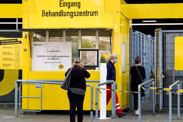 Dortmund, 9 .April 2020: In einem Teil des Fussballstadions Signal-Iduna-Park (Westfalenstadion) der Bundesligavereins BvB Borussia Dortmund ist ein temporäres Corona Test- und Behandlungszentrum eingerichtet worden. Hier können sich Bürger auf das neuartige Virus COVID-19 Coronavirus testen lassen. Foto: Patienten am Eingang des Behandlungszentrums.