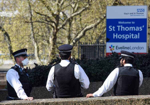 . 09 04 2020. London, United Kingdom. Coronavirus crisis. Police officers seen outside St Thomas Hospital (London), where Prime Minister Boris Johnson is getting better in intensive care. The coronavirus lockdown continues and it probably will be extended for weeks, despite the severe blow to the economy. In this sense the Bank of England has announced it will finance UK Government coronavirus crisis extra spending.  xGustavoxValientex xi-Imagesx IIM-21004-0010