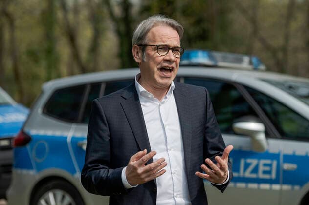 PRESSETERMIN MIT THÜRIGENS INNENMINISTER GEORG MAIER IM LUISENPARK ERFURT 09 04 2020 - Erfurt: Der Thüringer Minister für Inneres und Kommunales Georg Maier (SPD) ruft beim Pressetermin am 9. April 2020 im Erfurter Luisenpark zur Einhaltung der Kontaktbeschränkungen über die Osterfeiertage auf. _________________