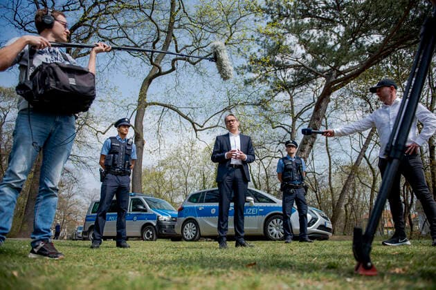 News Bilder des Tages PRESSETERMIN MIT THÜRIGENS INNENMINISTER GEORG MAIER IM LUISENPARK ERFURT 09 04 2020 - Erfurt: Der Thüringer Minister für Inneres und Kommunales Georg Maier (SPD) ruft beim Pressetermin am 9. April 2020 im Erfurter Luisenpark zur Einhaltung der Kontaktbeschränkungen über die Osterfeiertage auf. Hinter ihm stehen Polizeikommissar Daniel Weise (rechts) und Polizeimeister Pascal Unbehaun. _________________