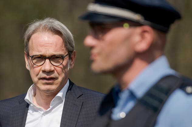 PRESSETERMIN MIT THÜRIGENS INNENMINISTER GEORG MAIER IM LUISENPARK ERFURT 09 04 2020 - Erfurt: Der Thüringer Minister für Inneres und Kommunales Georg Maier (SPD) ruft beim Pressetermin am 9. April 2020 im Erfurter Luisenpark zur Einhaltung der Kontaktbeschränkungen über die Osterfeiertage auf. Neben ihm steht Polizeikommissar Daniel Weise. _________________