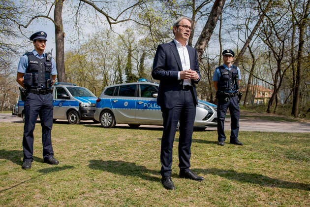 PRESSETERMIN MIT THÜRIGENS INNENMINISTER GEORG MAIER IM LUISENPARK ERFURT 09 04 2020 - Erfurt: Der Thüringer Minister für Inneres und Kommunales Georg Maier (SPD) ruft beim Pressetermin am 9. April 2020 im Erfurter Luisenpark zur Einhaltung der Kontaktbeschränkungen über die Osterfeiertage auf. Hinter ihm stehen Polizeikommissar Daniel Weise (rechts) und Polizeimeister Pascal Unbehaun. _________________