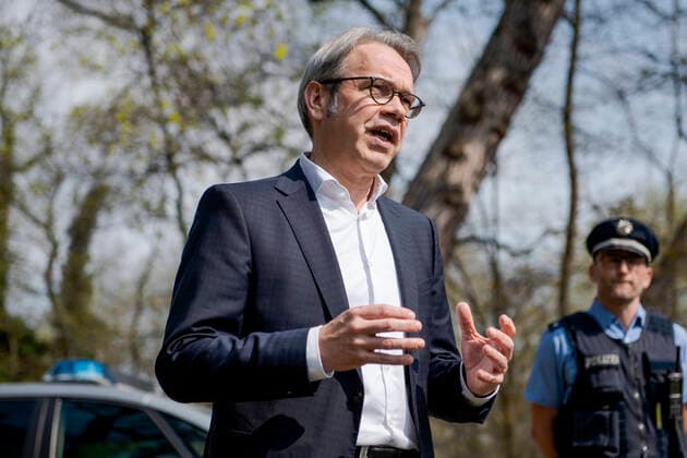 PRESSETERMIN MIT THÜRIGENS INNENMINISTER GEORG MAIER IM LUISENPARK ERFURT 09 04 2020 - Erfurt: Der Thüringer Minister für Inneres und Kommunales Georg Maier (SPD) ruft beim Pressetermin am 9. April 2020 im Erfurter Luisenpark zur Einhaltung der Kontaktbeschränkungen über die Osterfeiertage auf. Neben ihm steht Polizeikommissar Daniel Weise. _________________