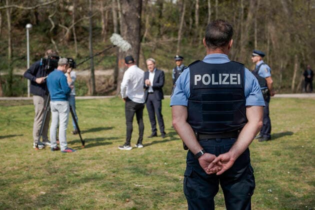 PRESSETERMIN MIT THÜRIGENS INNENMINISTER GEORG MAIER IM LUISENPARK ERFURT 09 04 2020 - Erfurt: Der Thüringer Minister für Inneres und Kommunales Georg Maier (SPD) ruft beim Pressetermin am 9. April 2020 im Erfurter Luisenpark zur Einhaltung der Kontaktbeschränkungen über die Osterfeiertage auf. _________________