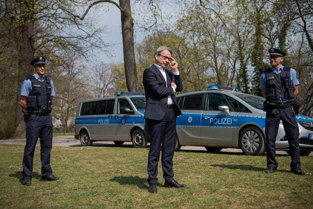 PRESSETERMIN MIT THÜRIGENS INNENMINISTER GEORG MAIER IM LUISENPARK ERFURT 09 04 2020 - Erfurt: Der Thüringer Minister für Inneres und Kommunales Georg Maier (SPD) ruft beim Pressetermin am 9. April 2020 im Erfurter Luisenpark zur Einhaltung der Kontaktbeschränkungen über die Osterfeiertage auf. Hinter ihm stehen Polizeikommissar Daniel Weise (rechts) und Polizeimeister Pascal Unbehaun. _________________