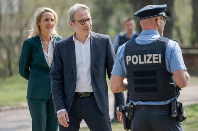 PRESSETERMIN MIT THÜRIGENS INNENMINISTER GEORG MAIER IM LUISENPARK ERFURT 09 04 2020 - Erfurt: Der Thüringer Minister für Inneres und Kommunales Georg Maier (SPD) ruft beim Pressetermin am 9. April 2020 im Erfurter Luisenpark zur Einhaltung der Kontaktbeschränkungen über die Osterfeiertage auf. _________________