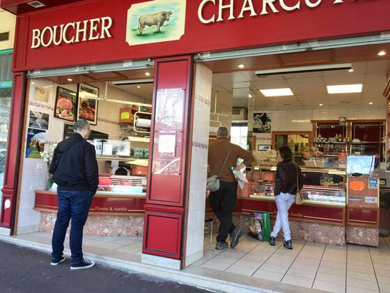 File d Attente devant la Boucherie NEWS : Commerces centre de Franconville - Val d Oise - Covid19 - 09 04 2020 GwendolineLeGoff Panoramic 