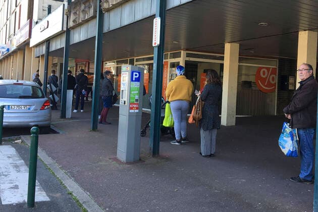 File d Attente devant la Boucherie NEWS : Commerces centre de Franconville - Val d Oise - Covid19 - 09 04 2020 GwendolineLeGoff Panoramic 