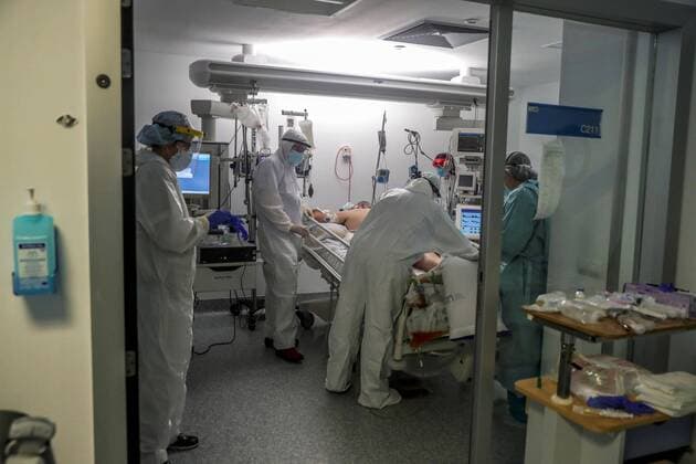 Medical workers assist a coronavirus patient at the Intensive Care Unit (ICU) of the Puerta de Hierro Hospital in Madrid, Spain, 09 April 2020. Spain faces the 26th consecutive day of mandatory home confinement in a bid to slow down the spread of the pandemic COVID-19 disease caused by the SARS-CoV-2 coronavirus. Coronavirus in Madrid !ACHTUNG: NUR REDAKTIONELLE NUTZUNG!  Copyright: xJuanJoxMartínx GRAF8095 20200409-637220429118233646
