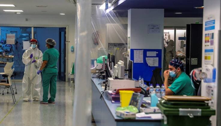 Medical workers assist a coronavirus patient at the Intensive Care Unit (ICU) of the Puerta de Hierro Hospital in Madrid, Spain, 09 April 2020. Spain faces the 26th consecutive day of mandatory home confinement in a bid to slow down the spread of the pandemic COVID-19 disease caused by the SARS-CoV-2 coronavirus. Coronavirus in Madrid !ACHTUNG: NUR REDAKTIONELLE NUTZUNG!  Copyright: xJuanJoxMartínx GRAF8101 20200409-637220429733316756