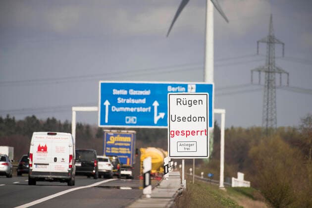 Ein Hinweisschild Rügen Usedom gesperrt Anlieger frei steht an der Richtungsfahrbahn nach Stralsund auf dem Autobahnkreuz A20 A19 bei Rostock. Die Zufahrten zu den Ostseeinseln Rügen, Usedom, Hiddensee und Poel, zu Badeorten an der Küste und zur Mecklenburgischen Seenplatte sind Ostern für Urlauber und Tagesbesucher gesperrt. Menschen aus anderen Bundesländern dürfen weiterhin nicht nach Mecklenburg-Vorpommern einreisen. Alle Maßnahmen gelten bis zum 19. April weiter und können bei Nichtbeachtung Bußgeldern von von 100 bis 5.000 Euro geahndet werden. Rostock
