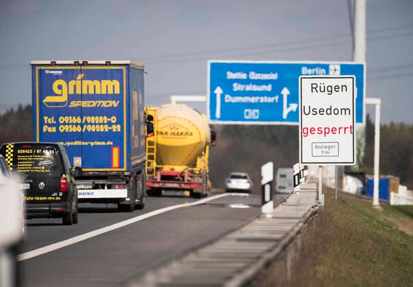 Ein Hinweisschild Rügen Usedom gesperrt Anlieger frei steht an der Richtungsfahrbahn nach Stralsund auf dem Autobahnkreuz A20 A19 bei Rostock. Die Zufahrten zu den Ostseeinseln Rügen, Usedom, Hiddensee und Poel, zu Badeorten an der Küste und zur Mecklenburgischen Seenplatte sind Ostern für Urlauber und Tagesbesucher gesperrt. Menschen aus anderen Bundesländern dürfen weiterhin nicht nach Mecklenburg-Vorpommern einreisen. Alle Maßnahmen gelten bis zum 19. April weiter und können bei Nichtbeachtung Bußgeldern von von 100 bis 5.000 Euro geahndet werden. Rostock