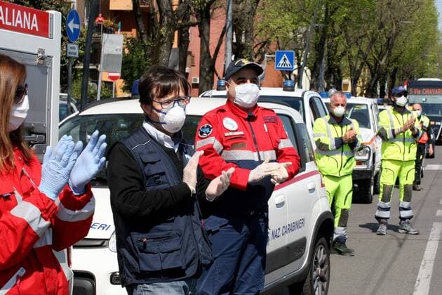 Parma, major hospital, the emergency staff and 118 and VVff offer thanks to the staff of the emergency room and hospital for the work done with a flash mob (sandro capatti Fotogramma, Parma - 2020-04-09) p.s. la foto e utilizzabile nel rispetto del contesto in cui e stata scattata, e senza intento diffamatorio del decoro delle persone rappresentate  Copyright: xsandroxcapattix xFOTOGRAMMAx