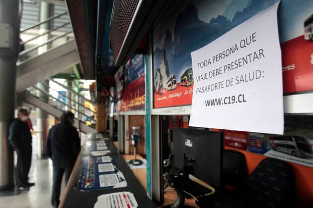 Santiago, April 9, 2020 The mayor of Central Station, Rodrigo Delgado with the head of the Control Program, leads the inspection of the bus terminal sanitary customs and the mandatory use of masks in public transport Also presents a digital survey for users to participate in a voluntary health registration Jonnathan Oyarzun Aton Chile, Santiago Chile Aton 410929  Copyright: JONNATHANxOYARZUN ATONxCHILE