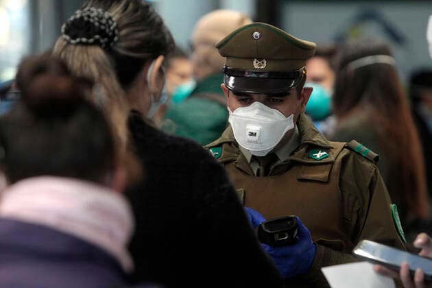 Santiago, April 9, 2020 The mayor of Central Station, Rodrigo Delgado with the head of the Control Program, leads the inspection of the bus terminal sanitary customs and the mandatory use of masks in public transport Also presents a digital survey for users to participate in a voluntary health registration Jonnathan Oyarzun Aton Chile, Santiago Chile Aton 410939  Copyright: JONNATHANxOYARZUN ATONxCHILE