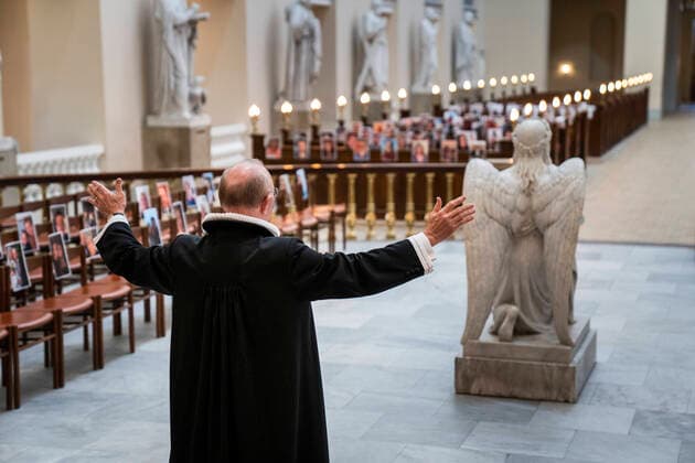 Domprovst Anders Gadegaard og Koebenhavns Domkirke har afholdt paaskegudstjeneste foran en menighed af selfies torsdag den 9. april 2020. Paa grund af COVID-19 har Vor Frue kirke inspireret af en italiensk kirke holdt andagten skaertorsdag foran en menighed som havde sendt selfies ind til kirken. , Denmark Copyright: MartinxSylvestx COP101 spdk20200409-163227-L