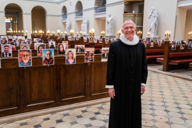 Domprovst Anders Gadegaard og Koebenhavns Domkirke har afholdt paaskegudstjeneste foran en menighed af selfies torsdag den 9. april 2020. Paa grund af COVID-19 har Vor Frue kirke inspireret af en italiensk kirke holdt andagten skaertorsdag foran en menighed som havde sendt selfies ind til kirken. , Denmark Copyright: MartinxSylvestx COP101 spdk20200409-163231-L