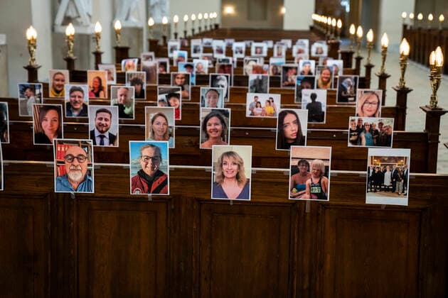 Domprovst Anders Gadegaard og Koebenhavns Domkirke har afholdt paaskegudstjeneste foran en menighed af selfies torsdag den 9. april 2020. Paa grund af COVID-19 har Vor Frue kirke inspireret af en italiensk kirke holdt andagten skaertorsdag foran en menighed som havde sendt selfies ind til kirken. , Denmark Copyright: MartinxSylvestx COP101 spdk20200409-163247-L