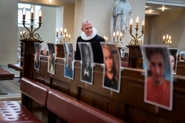 Domprovst Anders Gadegaard og Koebenhavns Domkirke har afholdt paaskegudstjeneste foran en menighed af selfies torsdag den 9. april 2020. Paa grund af COVID-19 har Vor Frue kirke inspireret af en italiensk kirke holdt andagten skaertorsdag foran en menighed som havde sendt selfies ind til kirken. , Denmark Copyright: MartinxSylvestx COP101 spdk20200409-163402-L