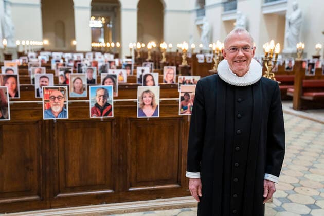 Domprovst Anders Gadegaard og Koebenhavns Domkirke har afholdt paaskegudstjeneste foran en menighed af selfies torsdag den 9. april 2020. Paa grund af COVID-19 har Vor Frue kirke inspireret af en italiensk kirke holdt andagten skaertorsdag foran en menighed som havde sendt selfies ind til kirken. , Denmark Copyright: MartinxSylvestx COP101 spdk20200409-163449-L