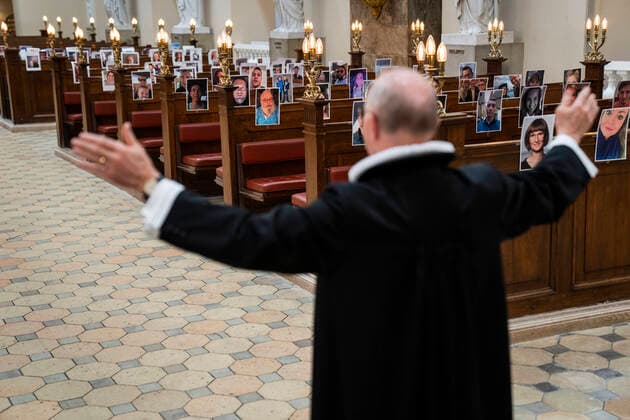 Domprovst Anders Gadegaard og Koebenhavns Domkirke har afholdt paaskegudstjeneste foran en menighed af selfies torsdag den 9. april 2020. Paa grund af COVID-19 har Vor Frue kirke inspireret af en italiensk kirke holdt andagten skaertorsdag foran en menighed som havde sendt selfies ind til kirken. , Denmark Copyright: MartinxSylvestx COP101 spdk20200409-163500-L