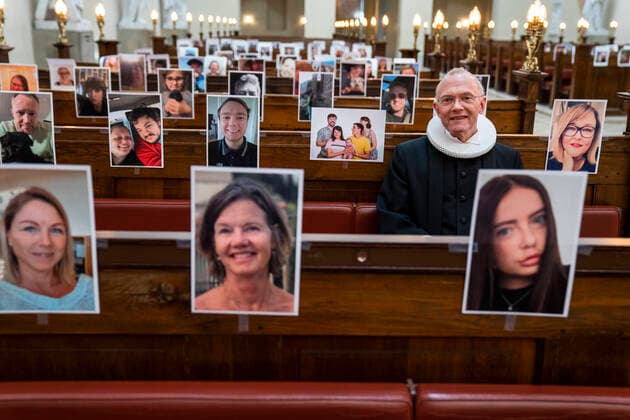Domprovst Anders Gadegaard og Koebenhavns Domkirke har afholdt paaskegudstjeneste foran en menighed af selfies torsdag den 9. april 2020. Paa grund af COVID-19 har Vor Frue kirke inspireret af en italiensk kirke holdt andagten skaertorsdag foran en menighed som havde sendt selfies ind til kirken. , Denmark Copyright: MartinxSylvestx COP101 spdk20200409-163517-L