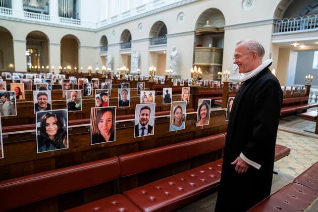 Domprovst Anders Gadegaard og Koebenhavns Domkirke har afholdt paaskegudstjeneste foran en menighed af selfies torsdag den 9. april 2020. Paa grund af COVID-19 har Vor Frue kirke inspireret af en italiensk kirke holdt andagten skaertorsdag foran en menighed som havde sendt selfies ind til kirken. , Denmark Copyright: MartinxSylvestx COP101 spdk20200409-163522-L