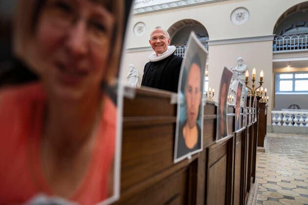 Domprovst Anders Gadegaard og Koebenhavns Domkirke har afholdt paaskegudstjeneste foran en menighed af selfies torsdag den 9. april 2020. Paa grund af COVID-19 har Vor Frue kirke inspireret af en italiensk kirke holdt andagten skaertorsdag foran en menighed som havde sendt selfies ind til kirken. , Denmark Copyright: MartinxSylvestx COP101 spdk20200409-163527-L