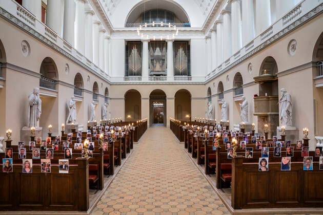 Domprovst Anders Gadegaard og Koebenhavns Domkirke har afholdt paaskegudstjeneste foran en menighed af selfies torsdag den 9. april 2020. Paa grund af COVID-19 har Vor Frue kirke inspireret af en italiensk kirke holdt andagten skaertorsdag foran en menighed som havde sendt selfies ind til kirken. , Denmark Copyright: MartinxSylvestx COP101 spdk20200409-163608-L