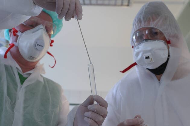 Coronavirus, Maskenmangel in deutschen Arztpraxen, Arzt, Arztpraxis, Hausarzt, Arzt mit Mundschutz, FFP2-Maske , Atemschutzmaske mit Filter, und Einmalschutzkittel, Schutzbrille, Labor, Abstrich, Suchergebnisse Webergebnisse Abstrichröhrchen,