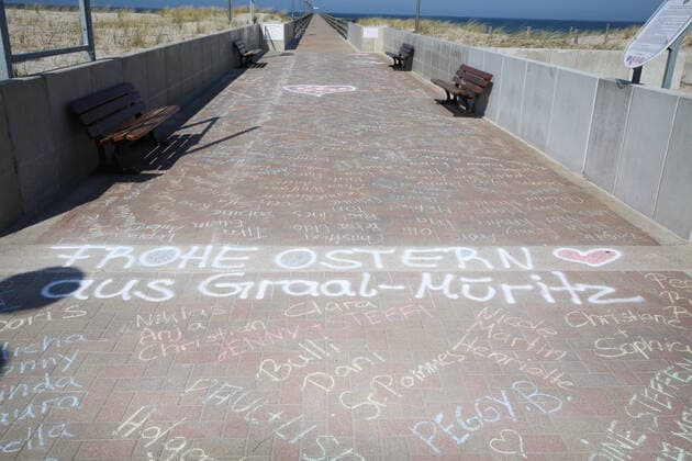 Nichts geht mehr am Meer: Blick am Donnerstag (09.04.2020) auf das fast leere Ostseebad Graal-Müritz (Landkreis Rostock). Der Ort liefert derzeit einen Vorgeschmack auf das bevorstehende Osterwochenende. Dann soll es einer Regelung der hiesigen Landesregierung zufolge auch für Einheimische nicht mehr gestattet sein ausgedehnte Spaziergänge an den Stränden des Landes Mecklenburg Vorpommern zu unternehmen. So nutzten einige wenige das schöne Wetter des Tages noch einmal für einen Abstecher an die Ostsee.