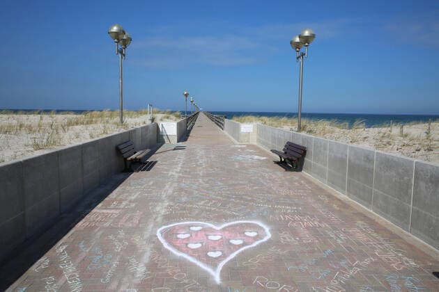 Nichts geht mehr am Meer: Blick am Donnerstag (09.04.2020) auf das fast leere Ostseebad Graal-Müritz (Landkreis Rostock). Der Ort liefert derzeit einen Vorgeschmack auf das bevorstehende Osterwochenende. Dann soll es einer Regelung der hiesigen Landesregierung zufolge auch für Einheimische nicht mehr gestattet sein ausgedehnte Spaziergänge an den Stränden des Landes Mecklenburg Vorpommern zu unternehmen. So nutzten einige wenige das schöne Wetter des Tages noch einmal für einen Abstecher an die Ostsee.