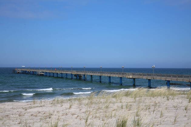 Nichts geht mehr am Meer: Blick am Donnerstag (09.04.2020) auf das fast leere Ostseebad Graal-Müritz (Landkreis Rostock). Der Ort liefert derzeit einen Vorgeschmack auf das bevorstehende Osterwochenende. Dann soll es einer Regelung der hiesigen Landesregierung zufolge auch für Einheimische nicht mehr gestattet sein ausgedehnte Spaziergänge an den Stränden des Landes Mecklenburg Vorpommern zu unternehmen. So nutzten einige wenige das schöne Wetter des Tages noch einmal für einen Abstecher an die Ostsee.