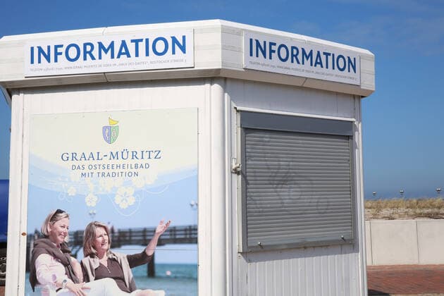 Nichts geht mehr am Meer: Blick am Donnerstag (09.04.2020) auf das fast leere Ostseebad Graal-Müritz (Landkreis Rostock). Der Ort liefert derzeit einen Vorgeschmack auf das bevorstehende Osterwochenende. Dann soll es einer Regelung der hiesigen Landesregierung zufolge auch für Einheimische nicht mehr gestattet sein ausgedehnte Spaziergänge an den Stränden des Landes Mecklenburg Vorpommern zu unternehmen. So nutzten einige wenige das schöne Wetter des Tages noch einmal für einen Abstecher an die Ostsee.