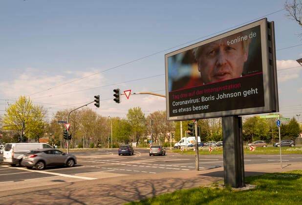 Corona Pandemie Informationstafel digital, Boris Johnson, Nachrichten von t-online 09.04.2020