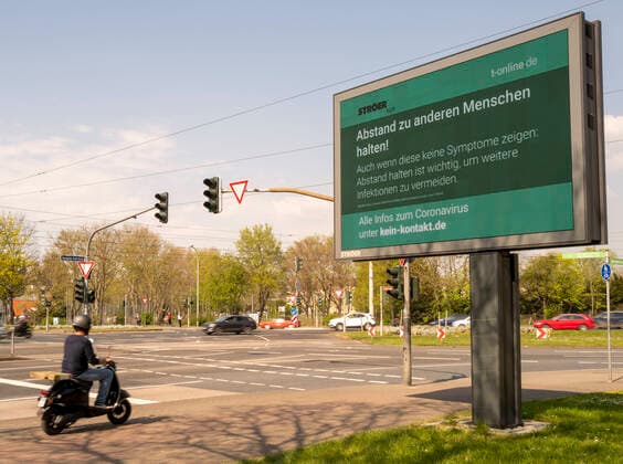 News Bilder des Tages Corona Pandemie Informationstafel digital, Nachrichten von t-online Bevölkerung Abstand halten Hinweis 09.04.2020