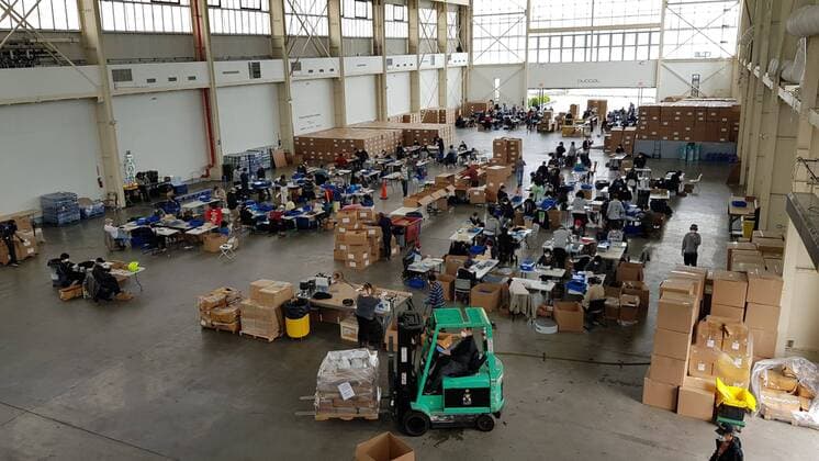 Volunteers work making protective masks at the former Brooklyn military shipyards in New York, USA, 09 April 2020. The former Brooklyn shipyards, from which warships like the Maine emerged, whose sinking in 1898 sparked the war between the United States and Spain, or the USS Missouri, which witnessed in 1945 the unconditional surrender of Japan in World War II (1940-45), since the outbreak of the coronavirus crisis, have housed an improvised mask factory, to protect health personnel who care for COVID-19 patients on the front line. Former War Yards Now Make Masks Against COVID-19 !ACHTUNG: NUR REDAKTIONELLE NUTZUNG!  Copyright: xJorgexFuentelsazx USA947 20200409-637220554397771665
