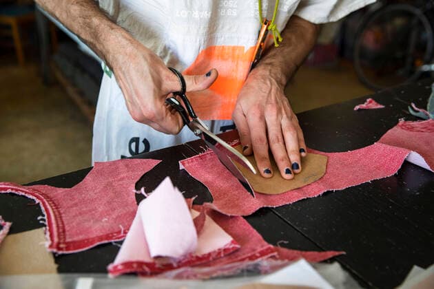 Andrea Bonfini von Berliner Fashion Label Fade Out produziert Mundschutzmasken, momentan hauptsaechlich fuer Bekannte und Freunde, in seinem Atelier in Berlin am 9. April 2020. Die von Bund und Laender um die Verbreitung des Coronavirus (SARS-CoV-2) zu verlangsamen beschlossenenen Massnahmen dauern auch vor der Ostertage weiter an. Die Debatte ueber eine Mundschutzpflicht und die Wirksamkeit der Masken dauert in der Oeffentlichkeit weiter an. Coronavirus in Berlin