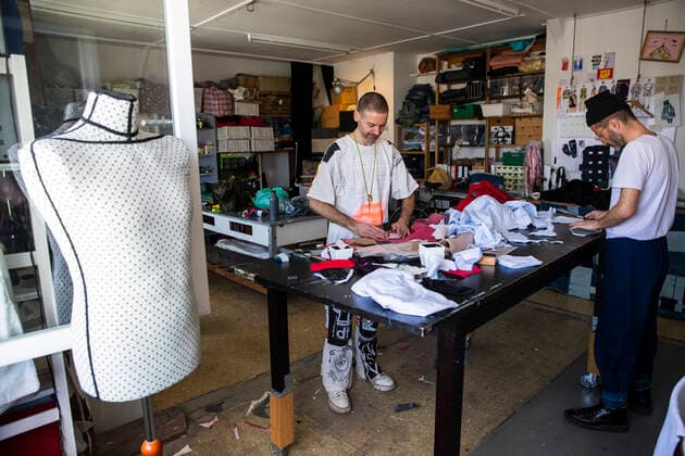 Andrea Bonfini (L) und sein Partner Tobi (R) von Berliner Fashion Label Fade Out produzieren Mundschutzmasken, momentan hauptsaechlich fuer Bekannte und Freunde, in seinem Atelier in Berlin am 9. April 2020. Die von Bund und Laender um die Verbreitung des Coronavirus (SARS-CoV-2) zu verlangsamen beschlossenenen Massnahmen dauern auch vor der Ostertage weiter an. Die Debatte ueber eine Mundschutzpflicht und die Wirksamkeit der Masken dauert in der Oeffentlichkeit weiter an. Coronavirus in Berlin